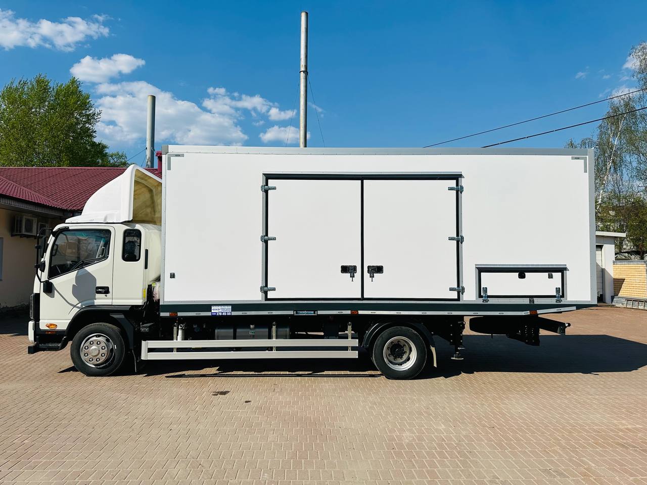 Крытый эвакуатор со cдвижной платформой на базе JAC 120