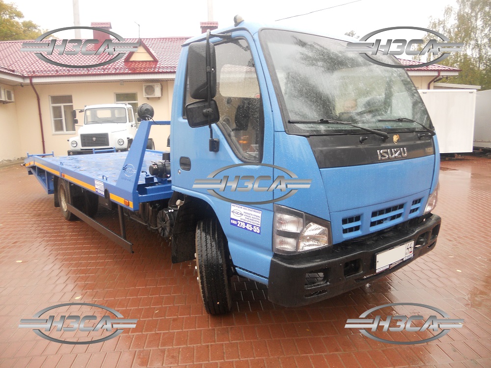Эвакуатор Isuzu с ломаной платформой