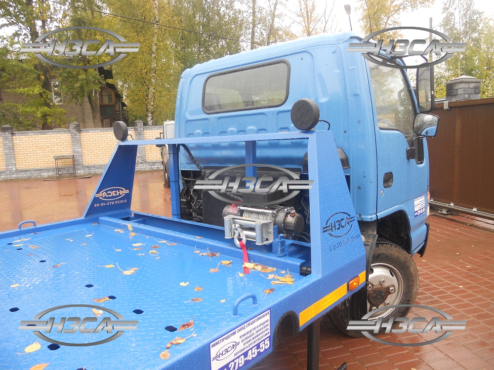 Эвакуатор Isuzu с ломаной платформой