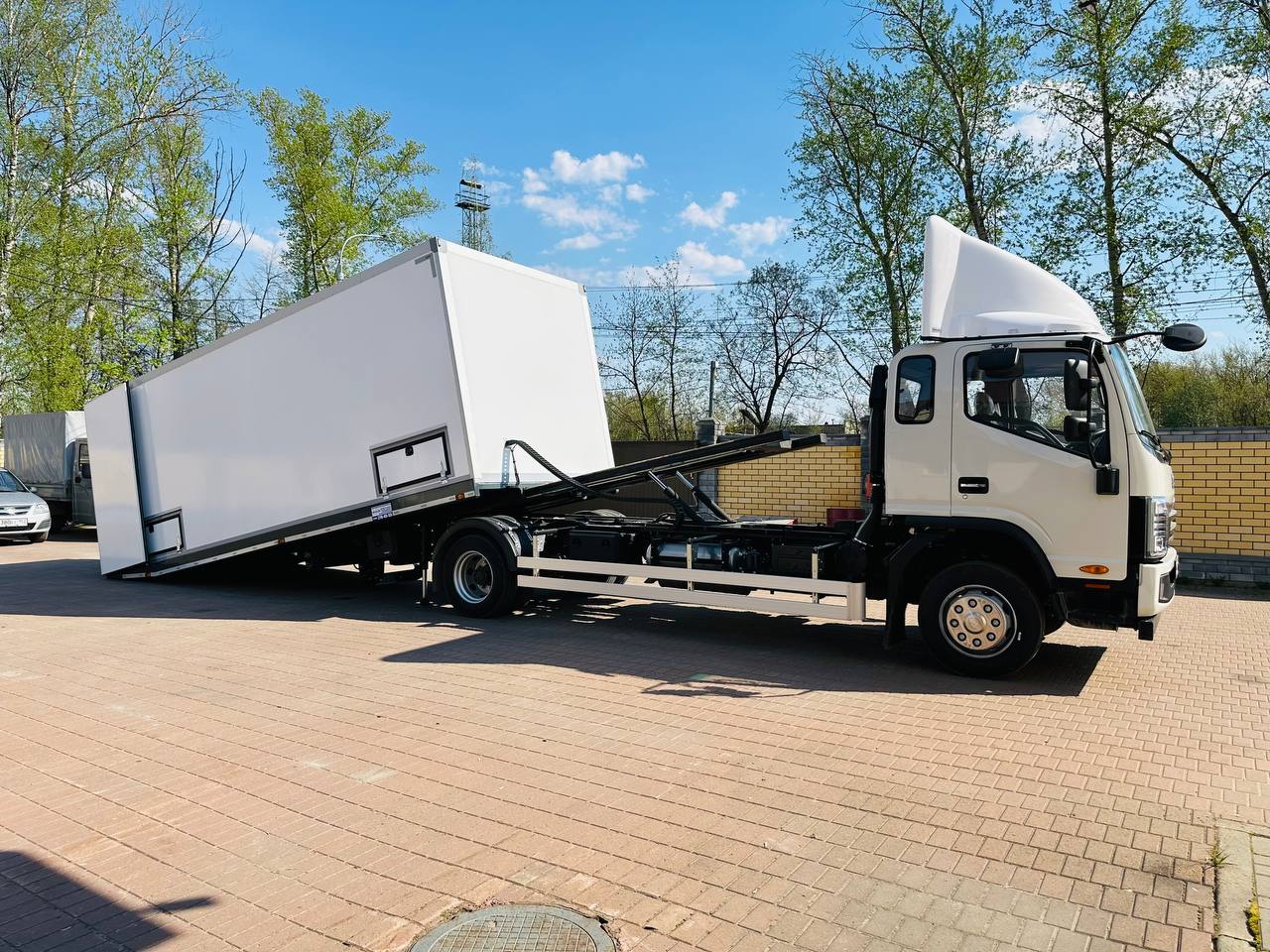 Крытый эвакуатор со cдвижной платформой на базе JAC 120